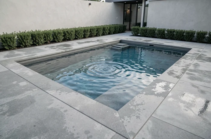 Couloir de nage intégré avec margelle affleurante au niveau du sol, offrant une continuité visuelle parfaite entre la piscine et la terrasse
